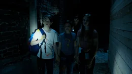 Ben (Yoran Leicher), Tariq (Sobhi Awad) und Isa (Julia Hirt) werden vom Wachdienst gestellt.