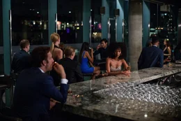 Sal (Clive Owen, l.) legt sich im Netz eine falsche Identit&auml;t zu und besucht aus dem Grund eine Bar.
