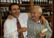 "Lebenslinien" 1996: Der italienische Obst- und Gemüsehändler Cosimo Grasso bei der Einweihungsfeier seines neuen, größeren Ladens in der Maillingerstraße in München-Neuhausen, mit einem Stammkunden und Freund. "Lebenslinien" 1996: Der italienische Obst- und Gemüsehändler Cosimo Grasso bei der Einweihungsfeier seines neuen, größeren Ladens in der Maillingerstraße in München-Neuhausen, mit einem Stammkunden und Freund.