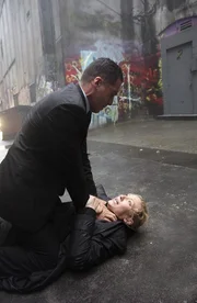 Zwischen Olivia (Anna Torv, unten) und Charlie (Kirk Acevedo, oben) kommt es zum finalen Kampf ...