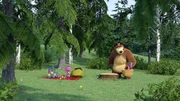 Mascha und der Bär wollen ein Picknick machen.