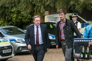 DCI Barnaby (Neil Dudgeon, l.) und sein Assistent Charlie Nelson (Gwilym Lee, r.) hasten zu einem Tatort.