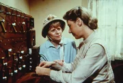 Caroline (Karen Grassle, r.) und Helen Crane (Mariclare Costello, l.) sind enttäuscht, dass sie es nicht geschafft haben, Annies leibliche Mutter dazu zu bringen, ihre Tochter zu besuchen. Caroline (Karen Grassle, r.) und Helen Crane (Mariclare Costello, l.) sind enttäuscht, dass sie es nicht geschafft haben, Annies leibliche Mutter dazu zu bringen, ihre Tochter zu besuchen.