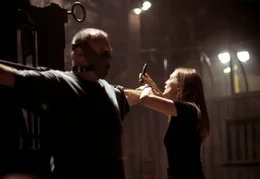 FBI-Agentin Clarice Starling (Julianne Moore, r.) rettet Dr. Lecter (Anthony Hopkins) vor einem Wahnsinnigen.