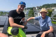 Michael Marending und Projektleiter Fredi Wymann vor ihrer selbst montierten PV-Anlage.