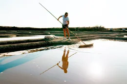 Marie Rainfray bei der Salzernte in Guerande.