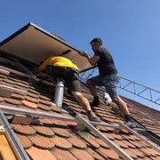 Pascal Tribolet (links) und Tumasch Clalüna montieren ein Solarmodul.