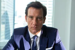 Im Verh&ouml;r l&auml;sst sich Detective Sal Frieland (Clive Owen) die Aufzeichnungen von Opfern und vermeintlichen T&auml;tern zeigen.