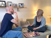 Jannis und Caro testen den Inhalt aus der Box 'Gr&uuml;&szlig;e von der Games-KOMM '. Die Verwendung des sendungsbezogenen Materials ist nur mit dem Hinweis und Verlinkung auf TVNOW gestattet.