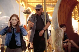 Sp&uuml;rt Clarice Starling (Julianne Moore, l.), dass Hannibal Lecter (Anthony Hopkins) ganz in ihrer N&auml;he ist?