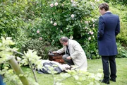 Inspektor Morse (Shaun Evans, r.) wird an einen Tatort gerufen. Dr. Max DeBryn (James Bradshaw, l.) und Inspektor Morse wollen so schnell wie m&ouml;glich Antworten auf die vielen Fragen, die die Leiche aufwirft, finden.