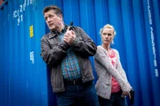 Franzi (Rhea Harder-Vennewald, r.) und Hans (Bruno F. Apitz, l.) haben sich im Containerhafen versteckt und warten, bis die Geldübergabe für die gestohlene Niere stattfindet.