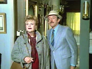 Jessica (Angela Lansbury) ist von Harry Pierce (John Astin) auf einen alten Gutshof eingeladen worden.