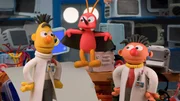 Ernie und Bert reparieren Computer und technische Geräte. Ein Computer scheint von einem besonders schlimmen Computer-Käfer befallen zu sein.