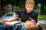 Melanie (Sanna Englund, l.) macht sich Vorwürfe: Sie hat während eines Einsatzes ein Flüchtlingsmädchen (Amina Merai, r.) angefahren.