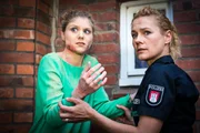 Franzi (Rhea Harder-Vennewald, r.) hilft Valerie Politz (Stephanie Lexer, l.), die gerade Opfer eines Sprengstoffanschlages wurde.