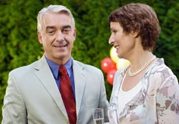 Otto (Christoph M. Ohrt) flirtet mit seiner Sekret&auml;rin Blomberg (Kirsten Block).; ARD Degeto LIEBE IM HALTEVERBOT, am Samstag (09.11.24) um 14:00 Uhr im ERSTEN. Otto (Christoph M. Ohrt) flirtet mit seiner Sekret&auml;rin Blomberg (Kirsten Block). &copy; ARD Degeto/Manju Sawhney, honorarfrei - Verwendung gem&auml;&szlig; der AGB im engen inhaltlichen, redaktionellen Zusammenhang mit genannter Degeto-Sendung und bei Nennung "Bild: ARD Degeto/Manju Sawhney" (S2). ARD Degeto/Programmplanung und Presse, Tel: 069/1509-335, degeto-presse@degeto.de