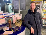 Rund 7,1 Millionen Bundesbürger spielen regelmäßig Lotto oder Toto. Auch Reporter Daniel Aßmann tippt in "Ausgerechnet - Lotto" mit und verfolgt seinen Tipp von der Annahmestelle, in die Zentrale bis hin zur Live-Ziehung. Rund 7,1 Millionen Bundesbürger spielen regelmäßig Lotto oder Toto. Auch Reporter Daniel Aßmann tippt in "Ausgerechnet - Lotto" mit und verfolgt seinen Tipp von der Annahmestelle, in die Zentrale bis hin zur Live-Ziehung.