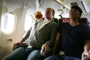 REENACTMENT - Ben Levy (gespielt von Nicolas Van Burek) und ein weiterer Passagier (gespielt von einem Hintergrundschauspieler) klammern sich an ihren Sitzen fest, als der Asiana-Flug 214 auf die Startbahn zusteuert. (Cineflix International Media/Ian Watson)