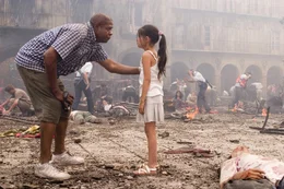 Mitten im Chaos befindet sich der amerikanische Tourist Howard Lewis (Forest Whitaker), der die entscheidenden Minuten der Attentate mit seiner Digitalkamera aufgenommen hat. Ist er wirklich so harmlos wie er scheint?
