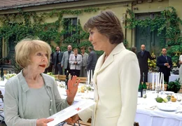 Zwischen Vera Klunert (Thekla Carola Wied, re.) und ihrer Mutter Heidelinde (Gisela Trowe) kommt es zu einer Aussprache.