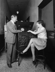 HRNY4G Kathodenstrahlfernseher, 1934. HRNY4G Kathodenstrahlfernseher, 1934.