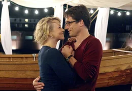 Michael (Oliver Mommsen) hat seine Frau Renate (Floriane Daniel) zum Hochzeitstag &uuml;berrascht.; ARD Degeto LIEBE IM HALTEVERBOT, am Samstag (09.11.24) um 14:00 Uhr im ERSTEN. Michael (Oliver Mommsen) hat seine Frau Renate (Floriane Daniel) zum Hochzeitstag &uuml;berrascht. &copy; ARD Degeto/Sandra Hoever, honorarfrei - Verwendung gem&auml;&szlig; der AGB im engen inhaltlichen, redaktionellen Zusammenhang mit genannter Degeto-Sendung und bei Nennung "Bild: ARD Degeto/Sandra Hoever" (S2). ARD Degeto/Programmplanung und Presse, Tel: 069/1509-335, degeto-presse@degeto.de