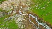 Wilde Landschaften sind selten wirklich menschenleer. Besonders wenn die Kulisse zu erhaben ist, wie im Höllental am Zugspitzmassiv.