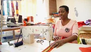 Für viele Frauen der Herero in Namibia ist das Nähen ihrer traditionellen Kleidung ein Broterwerb. Für viele Frauen der Herero in Namibia ist das Nähen ihrer traditionellen Kleidung ein Broterwerb.