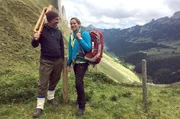Tamina Kallert (r) in den Bergen im Appenzeller Land mit ihrem Begleiter Jürg Steigmeier.