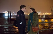 Vor der nächtlichen Kulisse des Hamburger Hafen fragt Gudrun (Katrin Pollitt, r.) ihren Mann Gerd Wohlers (Josef Heynert, l.), ob er etwas über die Schwierigkeiten von Kommissar Hansen weiß. Vor der nächtlichen Kulisse des Hamburger Hafen fragt Gudrun (Katrin Pollitt, r.) ihren Mann Gerd Wohlers (Josef Heynert, l.), ob er etwas über die Schwierigkeiten von Kommissar Hansen weiß.