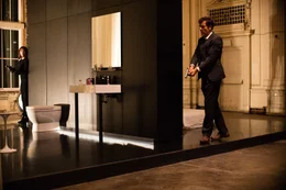Sals (Clive Owen) Versuch, Anon (Amanda Seyfried) in ihrem Luxusappartement zu verhaften, scheitert.