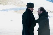 Cooper (Ben Kingsley, l.) versucht, Simons (Brendan Fletcher) Geheimnis auf die Spur zu kommen.
