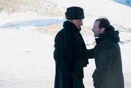 Cooper (Ben Kingsley, l.) versucht, Simons (Brendan Fletcher) Geheimnis auf die Spur zu kommen.