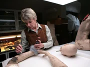 Die Gerichtsmedizinerin Karin Linder (Stina Ekblad) untersucht das Material einer Schaufensterpuppe.