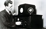 PHILO T. FARNSWORTH, Erfinder des Fernsehers, ist hier mit seiner ersten Fernsehkonsole zu sehen, um 1927. PHILO T. FARNSWORTH, Erfinder des Fernsehers, ist hier mit seiner ersten Fernsehkonsole zu sehen, um 1927.