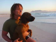 Andreas Kieling mit Hündin Cleo in Südafrika am Tafelberg von Kapstadt.