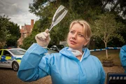 Kate Wilding (Tamzin Malleson) schwenkt ein Glas in Erwartung aufschlussreicher Indizien.