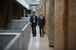 Sal (Clive Owen, l.) sucht mit seinem Vorgesetzten Charles Gattis (Colm Feore) nach dem anonymen Hacker.