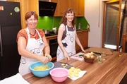 "Küchenfee" Daniela und Julia Maisch bereiten das Menü zu.