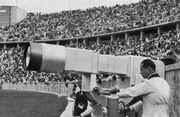 Ein deutscher Techniker überprüft die im Olympiastadion aufgestellte Fernsehkanone, 1. August 1936, eine riesige elektronische Kamera von Telefunken, die zum ersten Mal täglich acht Stunden lang live von den Olympischen Spielen in Berlin berichtete. (Foto: - / HO / AFP) Ein deutscher Techniker überprüft die im Olympiastadion aufgestellte Fernsehkanone, 1. August 1936, eine riesige elektronische Kamera von Telefunken, die zum ersten Mal täglich acht Stunden lang live von den Olympischen Spielen in Berlin berichtete. (Foto: - / HO / AFP)
