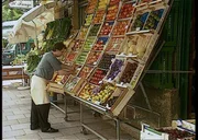 "Lebenslinien" 1996: Ein Mitarbeiter vor dem Laden des italienischen Obst- und Gemüsehändlers Cosimo Grasso in der Maillingerstraße in München-Neuhausen. "Lebenslinien" 1996: Ein Mitarbeiter vor dem Laden des italienischen Obst- und Gemüsehändlers Cosimo Grasso in der Maillingerstraße in München-Neuhausen.