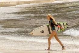 F&uuml;r die junge Nancy Adams (Blake Lively) gibt es nichts Sch&ouml;neres, als auf einem Surfbrett im Wasser zu sein und die Wellen des Meeres zu erobern.  +++ Die Verwendung des sendungsbezogenen Materials ist nur mit dem Hinweis und Verlinkung auf RTL+ gestattet. +++