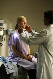 Letzte Untersuchungen, bevor Olivia (Anna Torv) aus dem Krankenhaus entlassen wird ...