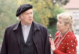 Der eigensinnige Pfarrer Tobias Hund (Martin L&uuml;ttge) will sich von seiner Haush&auml;lterin Margarete Weiss (Doris Kunstmann) nichts sagen lassen.