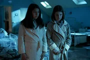 Alicia (Zoey Siewert, l.) und Darrell (Ella Bright, r.) sind starr vor Schreck, als sie ein plötzliches Geräusch im Schlafsaal hören. Sie vermuten, dass der Geist von Lady Jane Malory durch die Zimmer des Internats spukt.