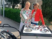 Annette Krause mit "Lieblingseis"-Macherin Henrike Weihs.