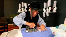 Michel Bolzer b&uuml;gelt traditionelle Hauben in Pont l&rsquo;Abb&eacute;