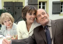 Noch herrscht zwischen Vera Klunert (Thekla Carola Wied, Mitte), ihrem Mann Andreas (Michael Mendl) und ihrer Mutter Heidelinde (Gisela Trowe) eitel Sonnenschein. Weiteres Bildmaterial finden Sie unter www.br-foto.de.