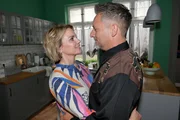 Yvonne (Gisa Zach) und Michael "Michi" (Lars Pape) freuen sich auf einen gemeinsamen Abend.